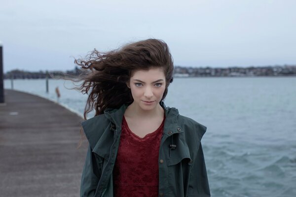 Belle fille sur fond de mer