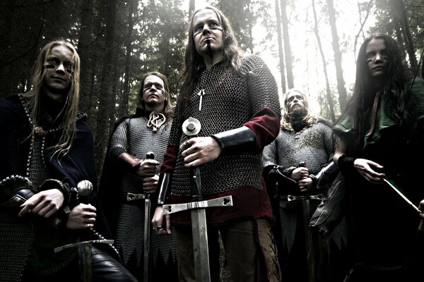 Groupe de métal épique. Photo de musiciens en costumes Vikings