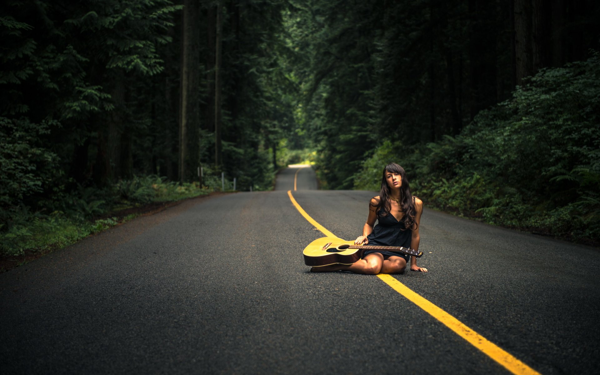 chica guitarra carretera música