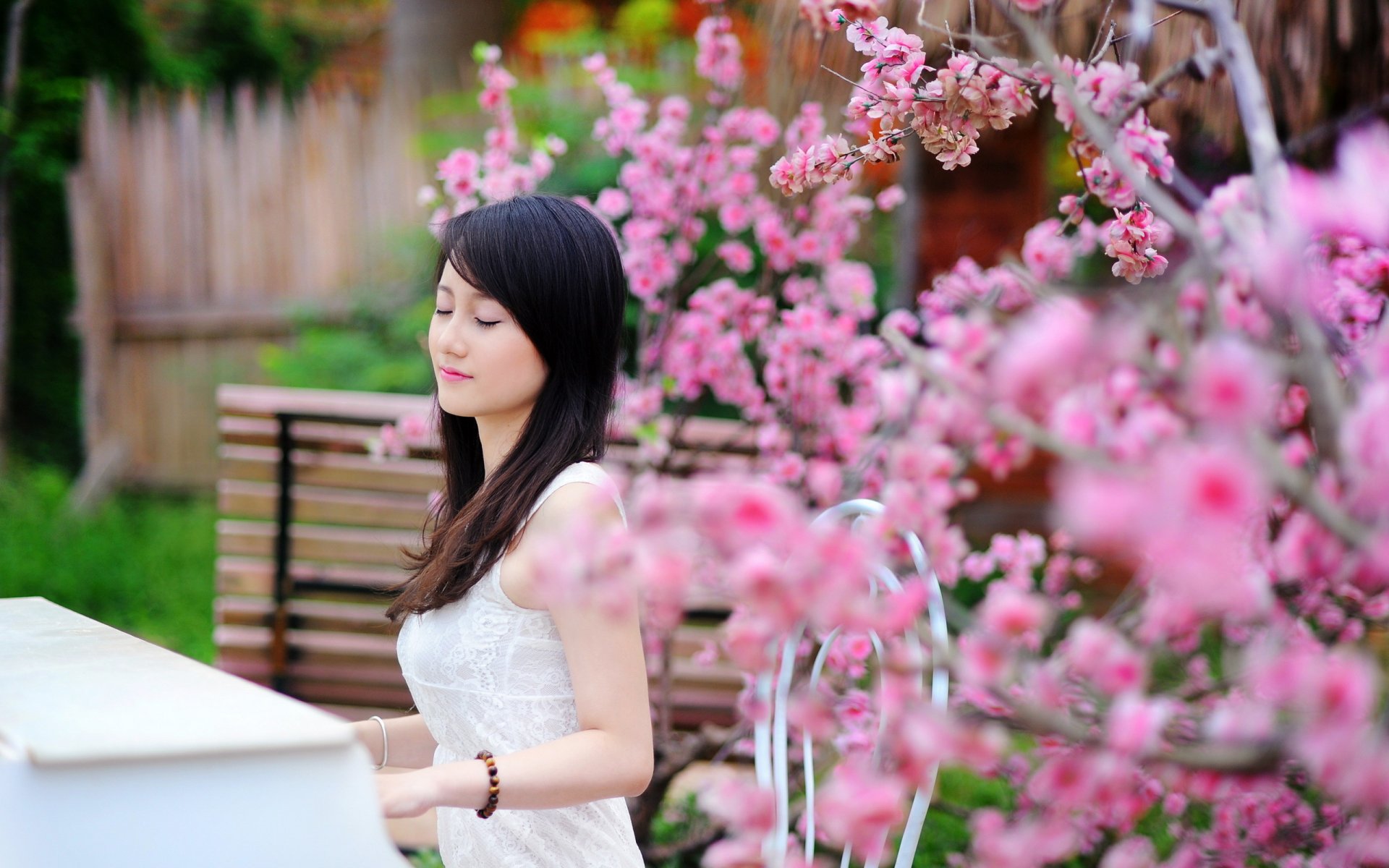 fille piano jardin été musique