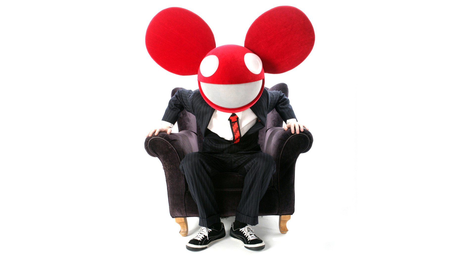 deadmau5 дэдмаус dj cj progressive house electro house музыка улыбка мышь уши кресло белый фон костюм