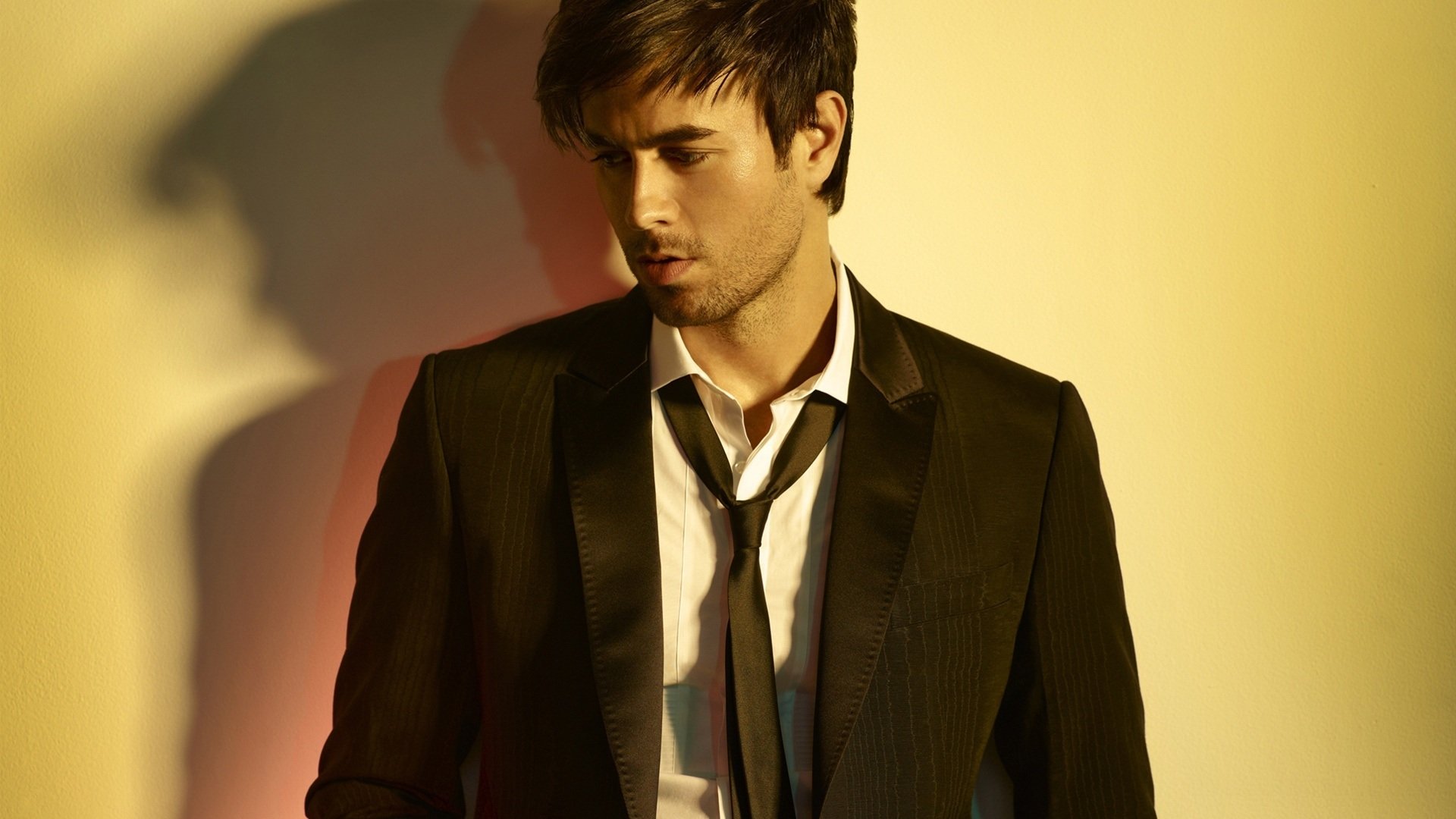 enrique iglesias miguel enrique iglesias enrique iglesias singer performer actor look unshaven shirt tie pinjak