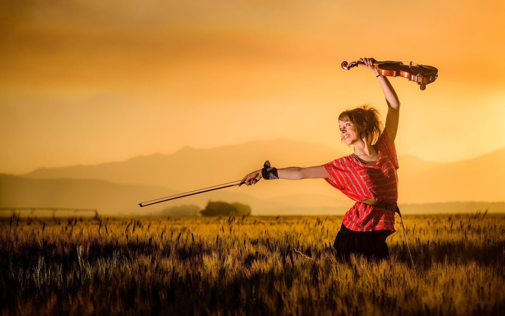 lindsey stirling violín puesta de sol montañas campo