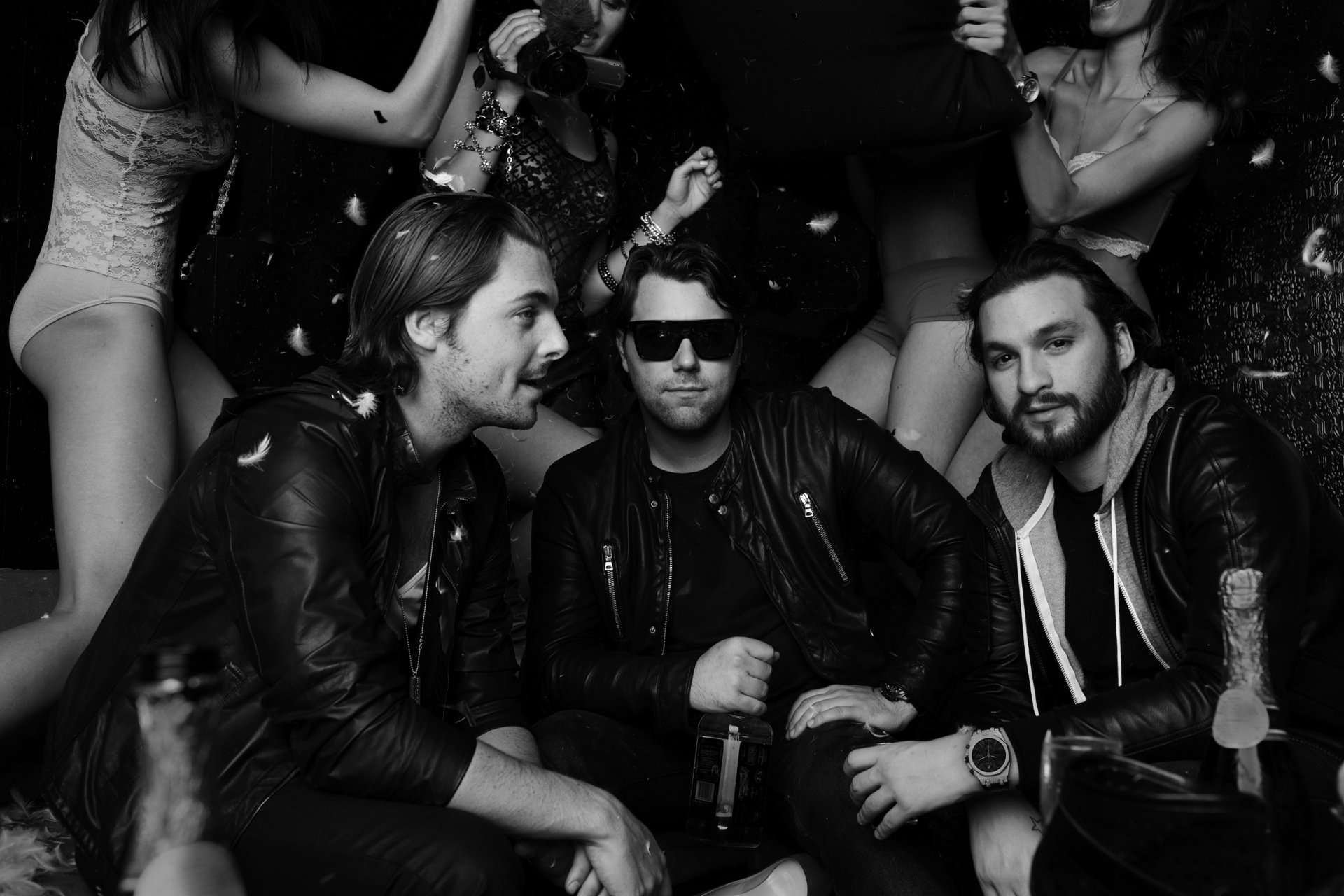 maison suédoise de la mafia axwell steve angello sebastian ingrosso dj filles noir et blanc