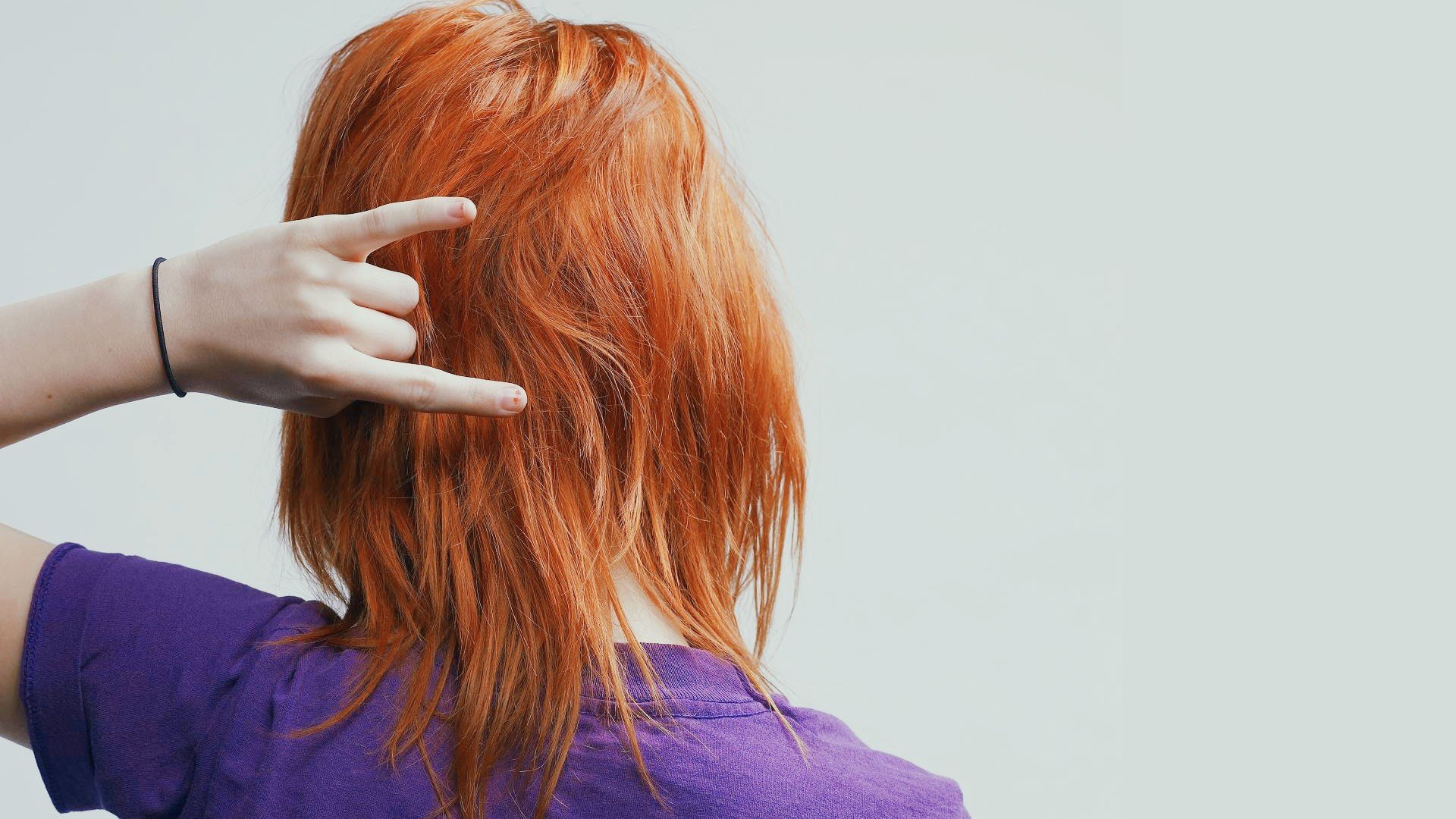 hayley williams celebridad pelirroja pelo gesto mano