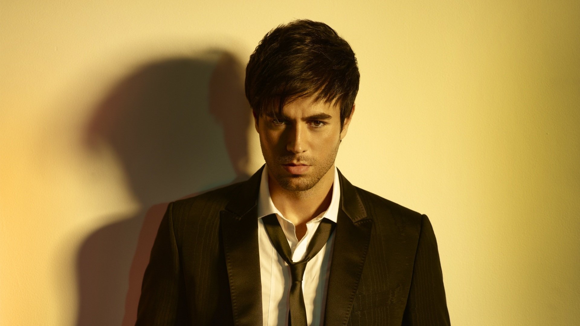 enrique iglesias miguel enrique iglesias enrique iglesias cantante performer attore sguardo barba lunga camicia cravatta pinjak