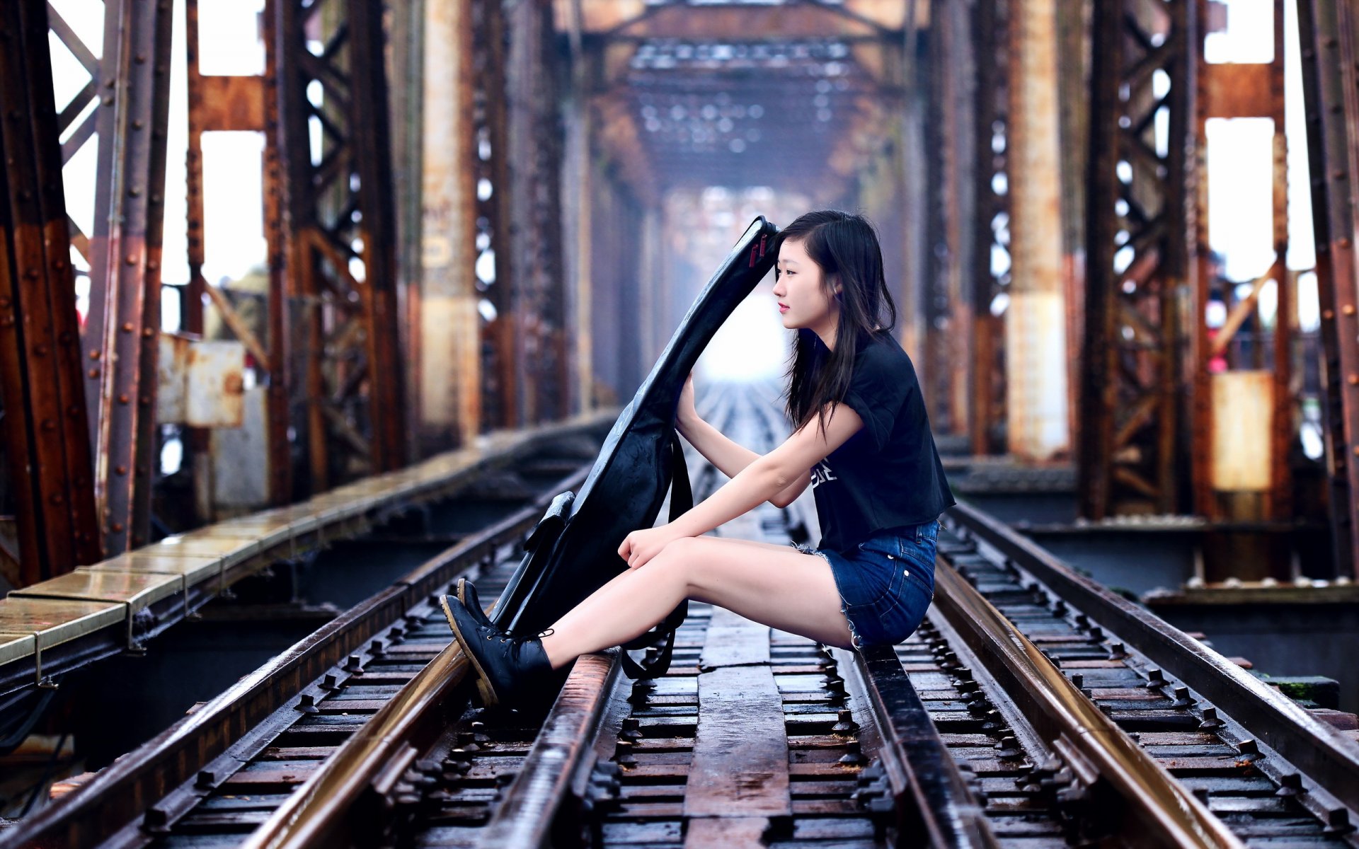 chica asiático guitarra música ferrocarril puente