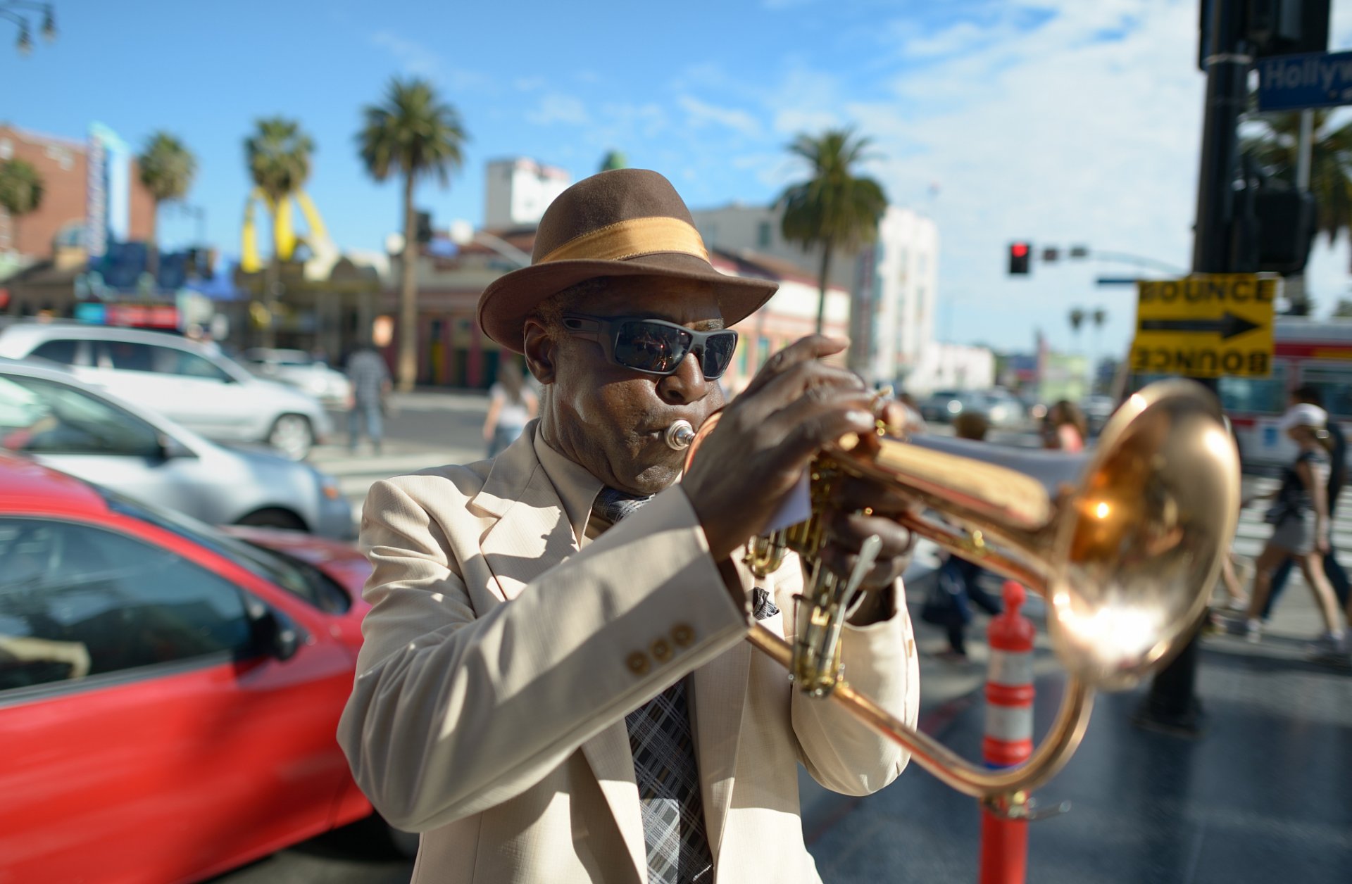 hombre artista calle música jazz sombrero oscuro gafas estilo