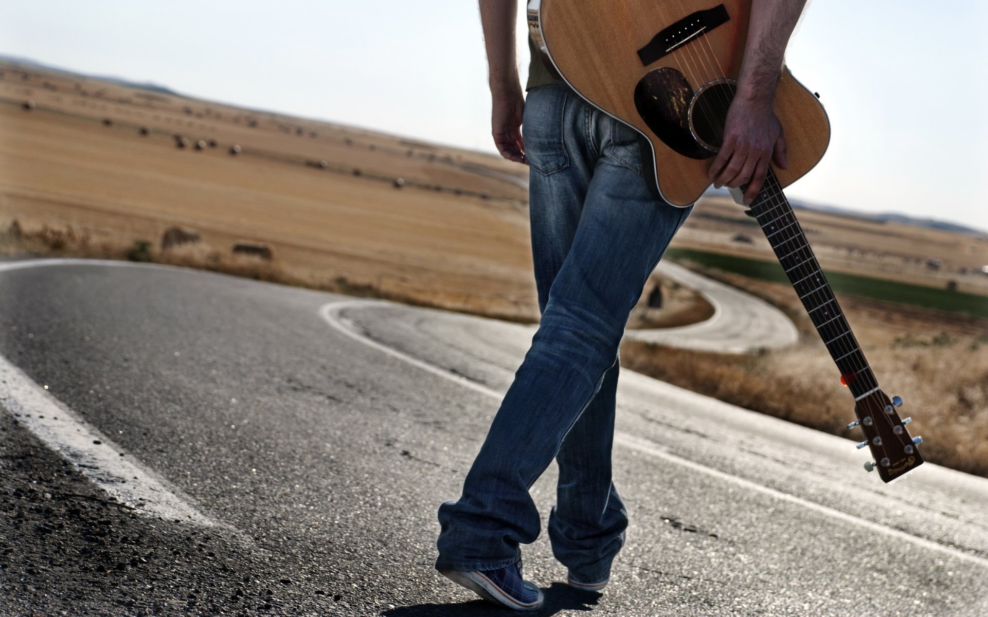 hombre camino guitarra música