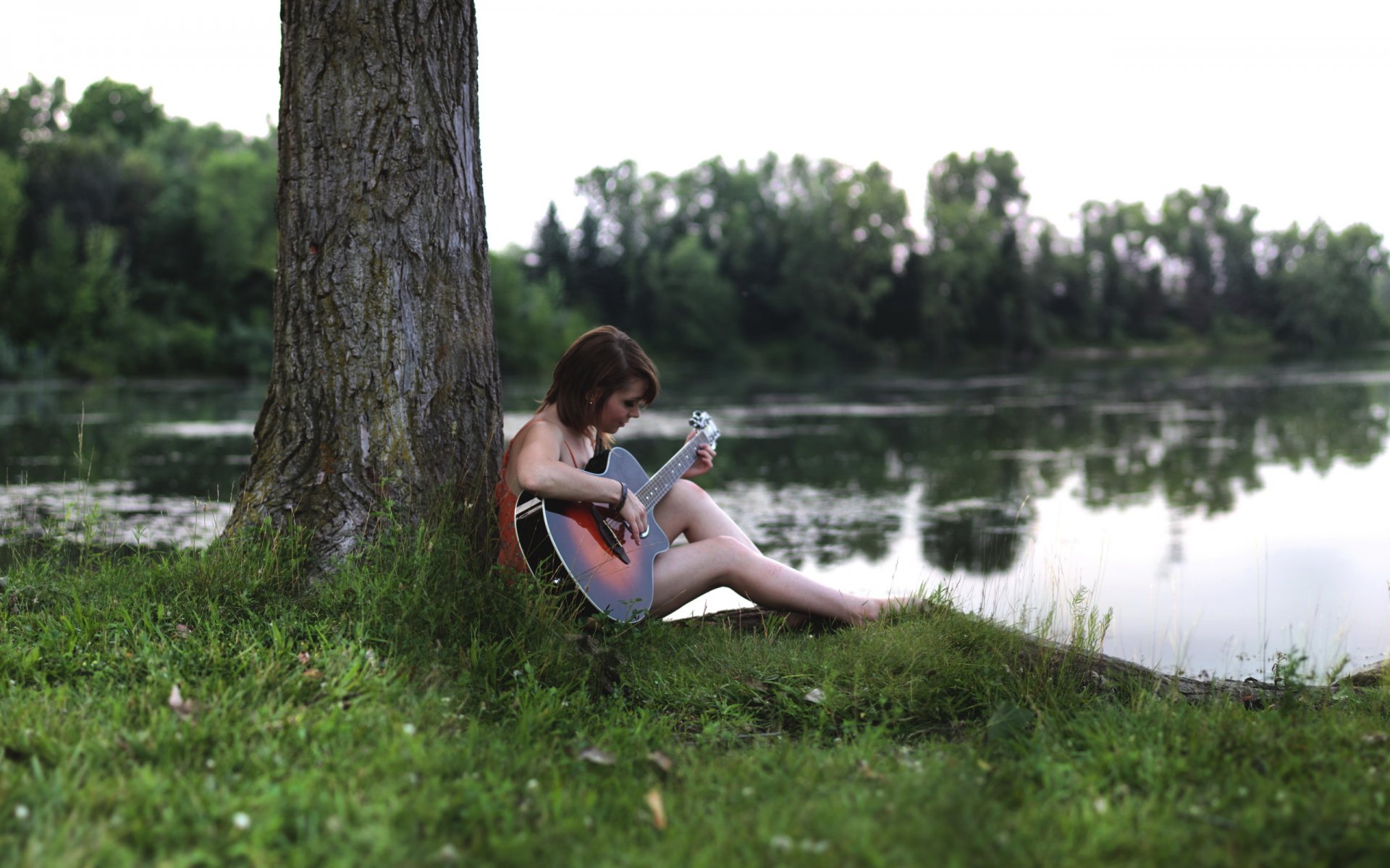 ragazza chitarra lago