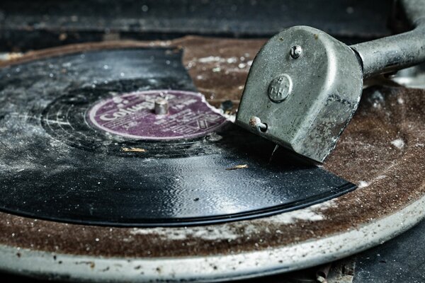 Gebrochene Platte auf einem alten Grammophon