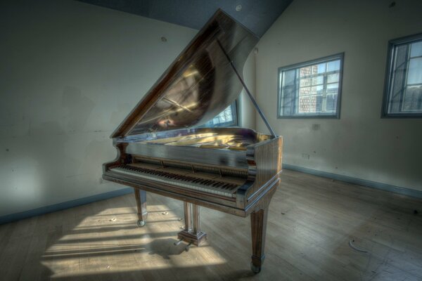 Piano solitaire dans une pièce vide
