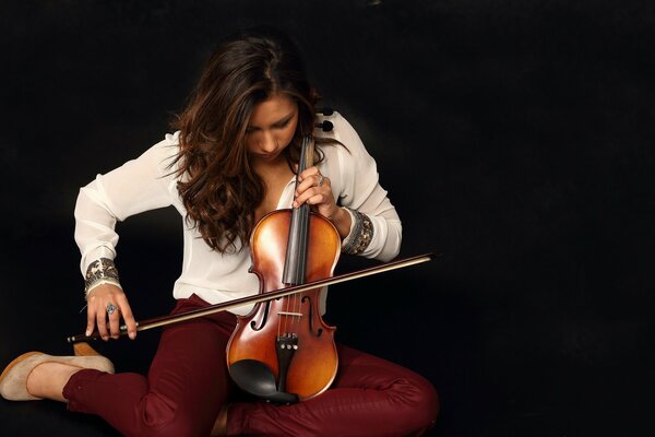 Chica con violín es tan hermoso