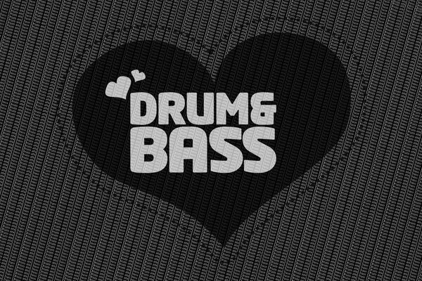 Emblema in tessuto a forma di cuore con la scritta drum and bass