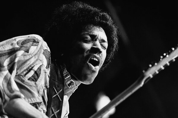 Jimi Hendrix spielt bei einem Konzert Gitarre