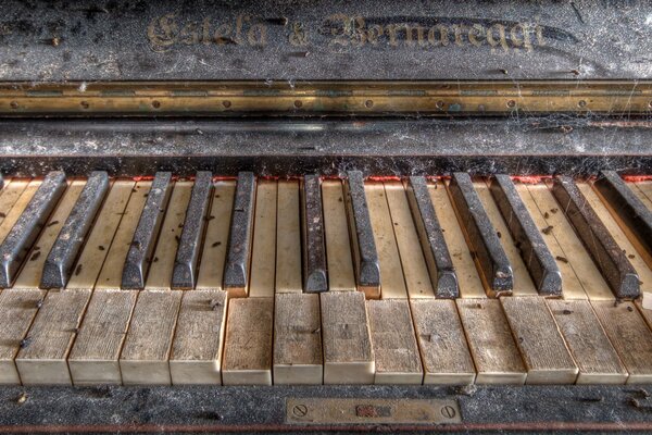The keys of an old piano in the dust
