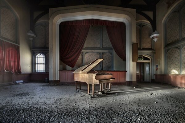 Старое пианино в заброшенном зале