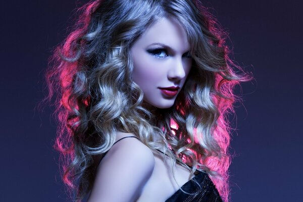 Il look della cantante Taylor Swift con i capelli sciolti