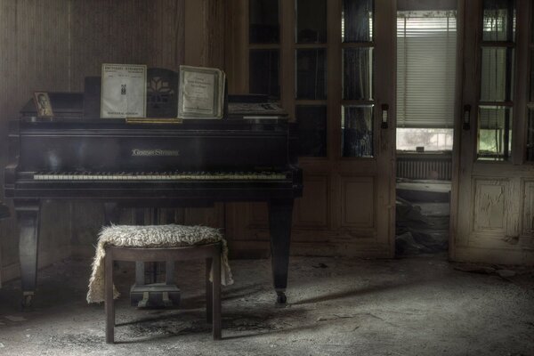 Zabytkowy pokój z fortepianem w rogu
