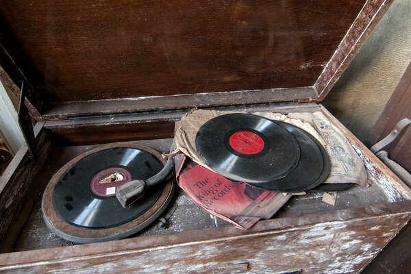 Viejo gramófono con discos dentro