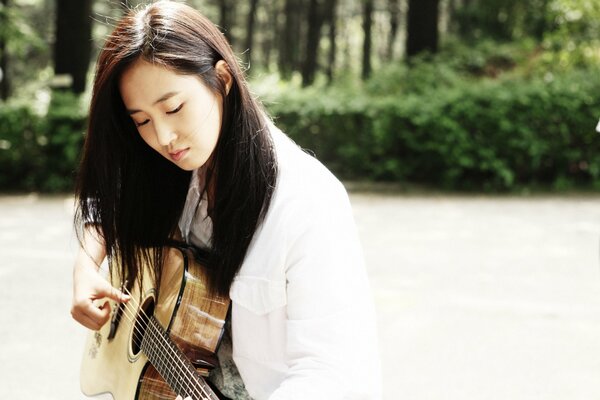 Foto di una cantante coreana con una chitarra