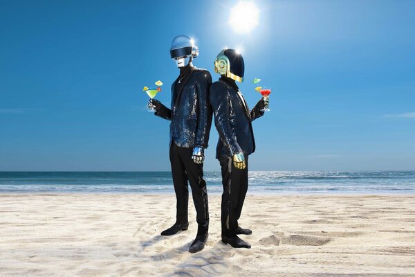 Пара в шлемах на пляже