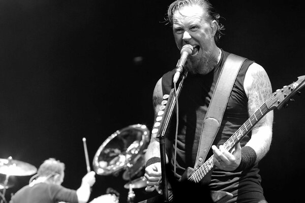 Performances of the vocalist of the group Metallica .