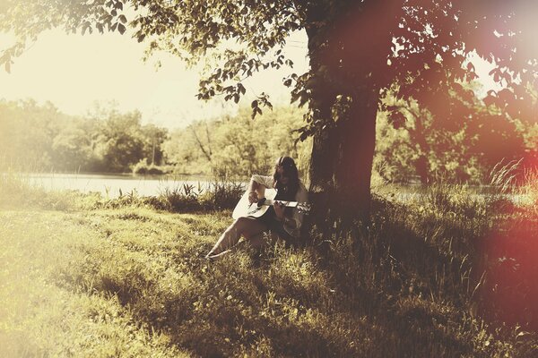 Ragazza con la chitarra in natura