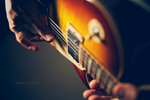 Image de gros plan d un homme avec une guitare