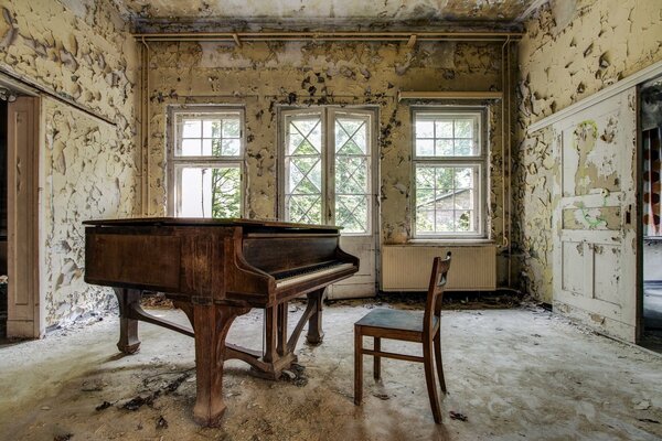 Photo atmosphérique d un piano dans une pièce vide