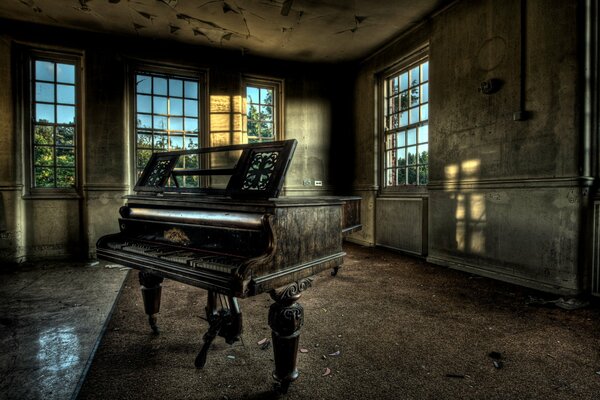 Duży fortepian na środku pokoju