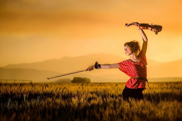 Lindsay Stirling al atardecer con violín