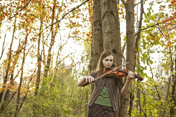 Joven violinista en el regazo de la naturaleza