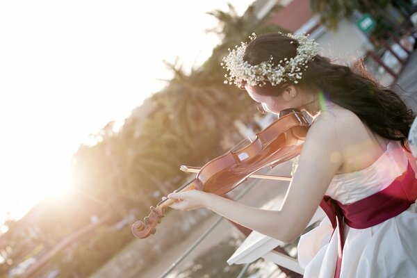 Chica asiática tocando el violín