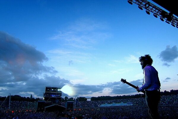 Ad un concerto rock allo stadio, una grande folla di persone