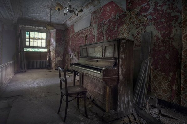 Pianoforte antico in una casa abbandonata