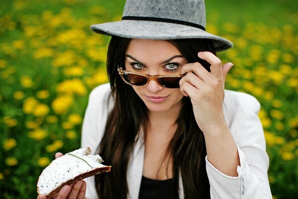 Eva farna in glasses and hat