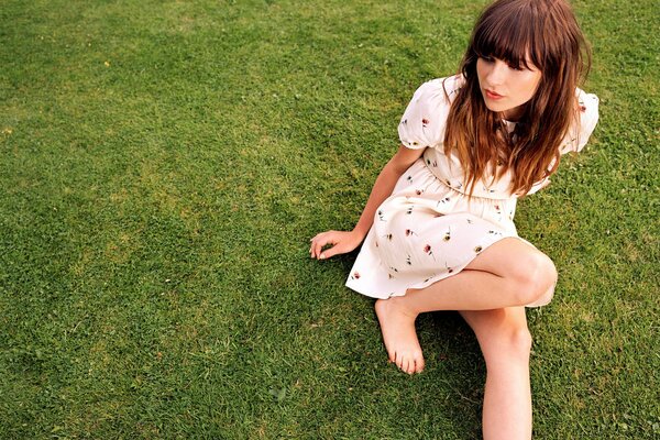 La chanteuse Gabrielle aplin est assise sur une pelouse tondue