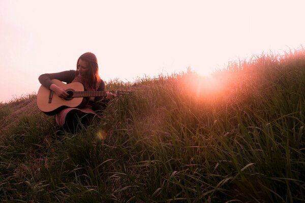 Nettes Mädchen spielt Gitarre