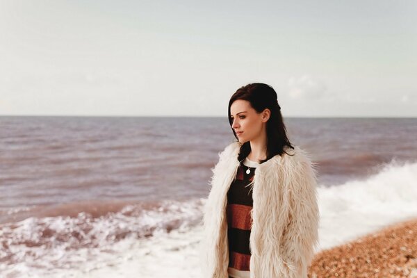 La chanteuse Amy Macdonald sur la plage