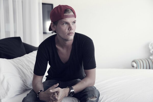 Dj Tim bergling in der Mütze auf dem Bett