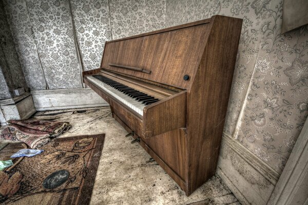 Antique piano in the entourage room