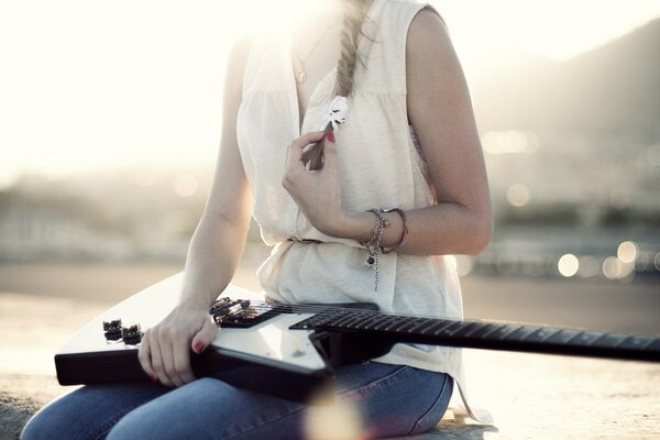 A girl with a guitar. The play of light and shadow