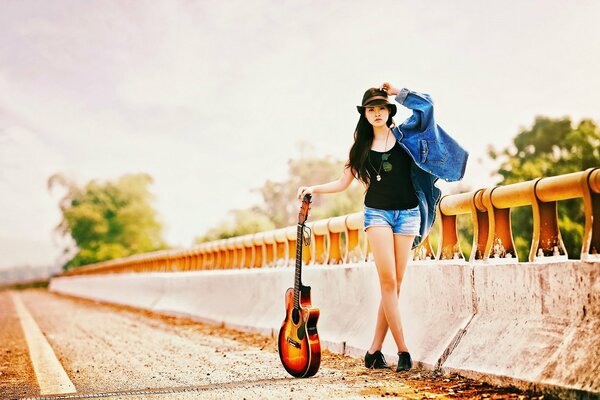 Mädchen auf der Straße mit Gitarre