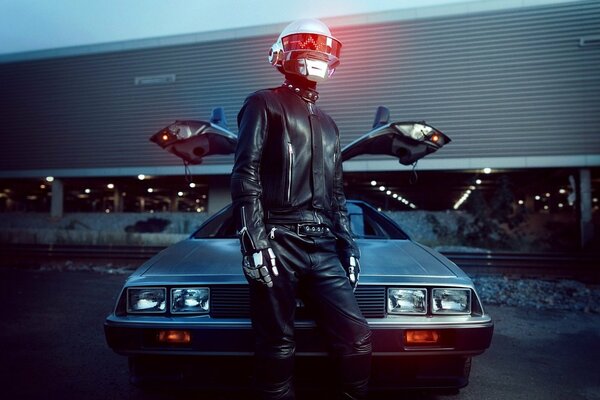 Daft Punk homme dans un casque lumineux sur fond de voiture