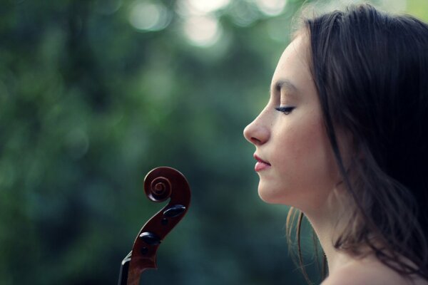 Belle fille avec les yeux fermés