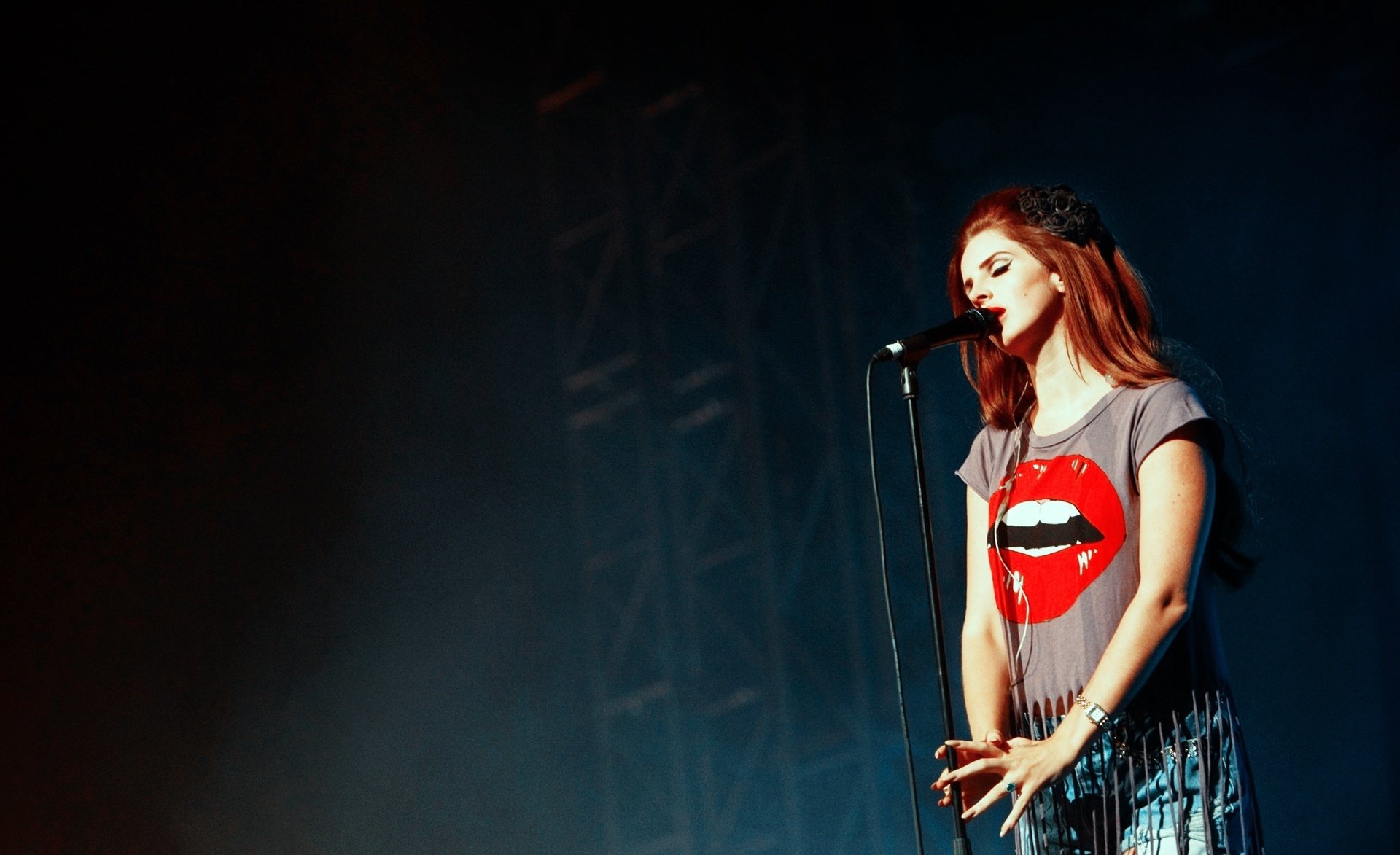 lana del rey sängerin schön konzert t-shirt lippen