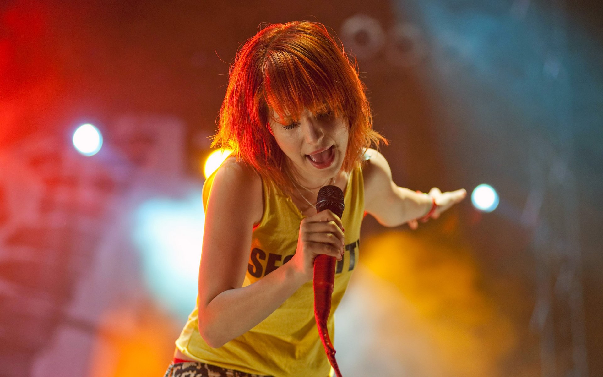 haley williams paramore redhead girl singer sings concert microphone light