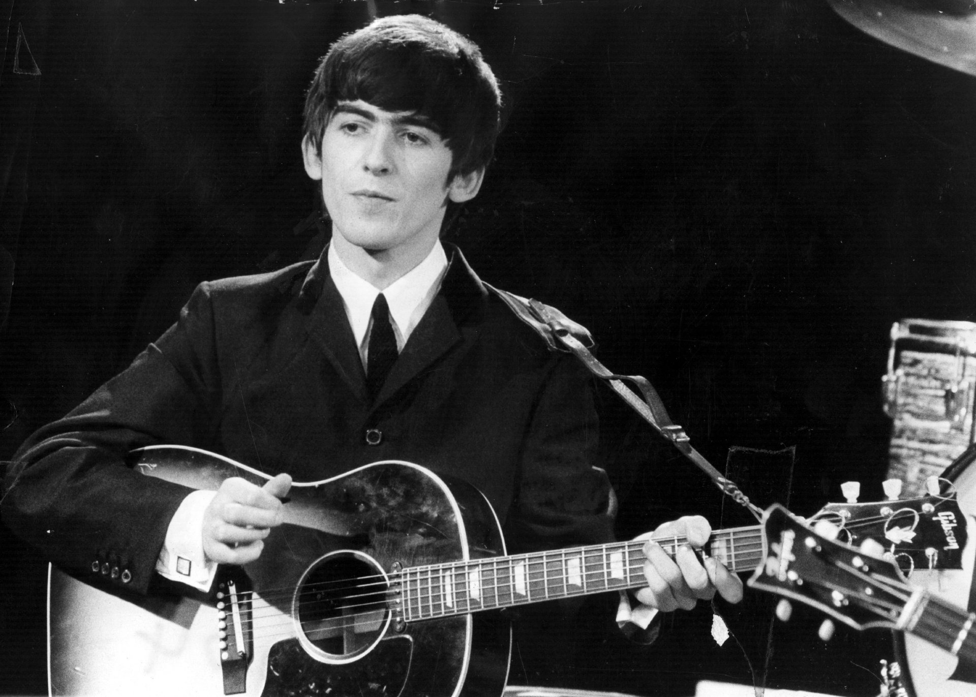 george harrison the beatles guitarrista guitarra b/w los beatles the beatles música