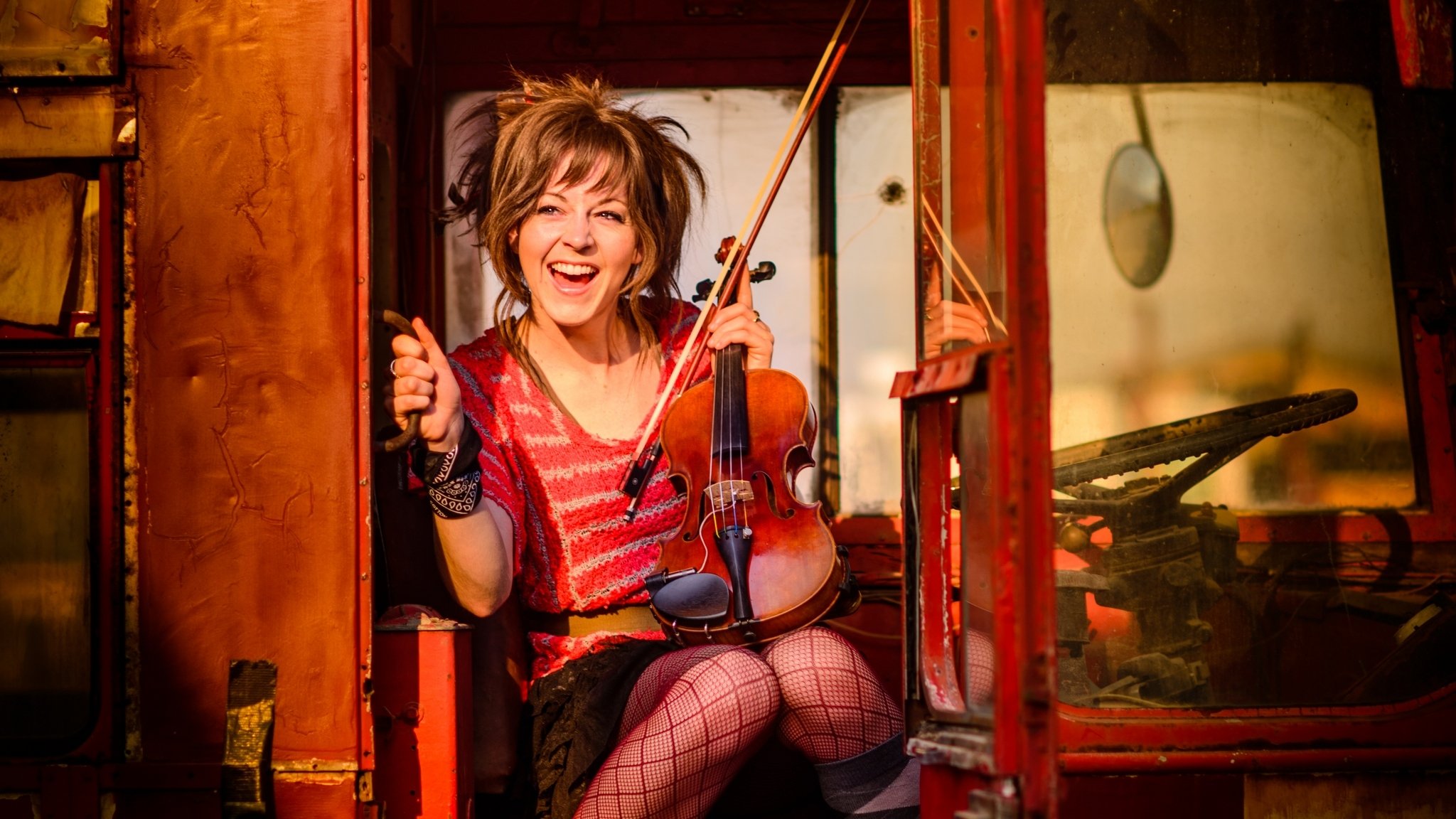 lindsay stirling música lindsay stirling violín autobús en rojo